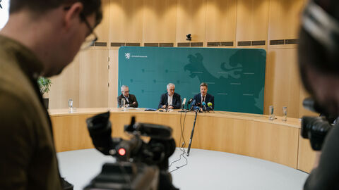 Unabhängig werden von fossiler Energie Tarek Al-Wazir und Robert Habeck bei Pressekonferenz