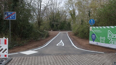 Nachher: gut ausgebaute und beschilderte übersichtliche Kreuzung für Fuß- und Radverkehr