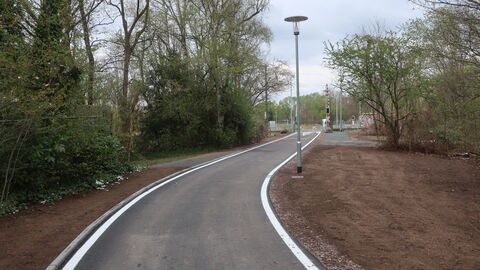 Nachher: gut ausgebauter geteerter Weg für Fuß- und Radverkehr