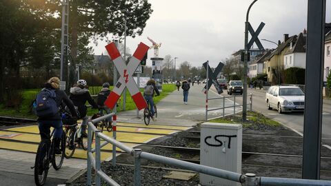 Nachher: Bahnübergang Nassauer Straße in Oberursel mit mehr Platz für Rad- und Fußverkehr