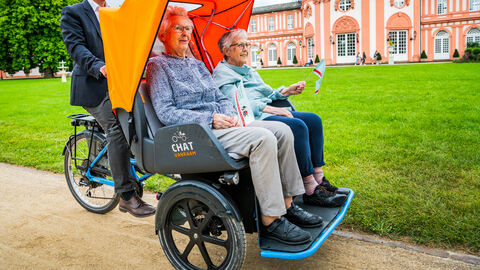 Seniorinnen werden mit Fahrradrikscha gefahren