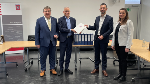 Gruppenfoto: Übergabe des Planfeststellungsbeschlusses für das Stromnetzausbauvorhaben ‚Borken-Twistetal‘