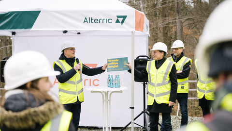 Energieminister Al-Wazir spricht zu Mitarbeitern des Windparks, Presse und Politikern bei der Baustellenbesichtigung eines Windrads
