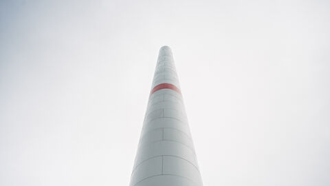 Besuch der Baustelle des Windparks Leun-Löhnberg Ein Windrad im Bau ragt in den Himmel.