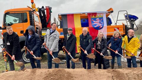 Erster Spatenstich beim Radweg Okarben Zwischen dem Karbener Stadtteil Okarben und dem Wöllstädter Stadtteil Nieder-Wöllstadt entsteht bis Jahresende ein eigener Radweg. Menschen heben den Spaten symbolisch zum Baubeginn