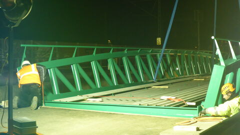 Radschnellverbindung Frankfurt-Darmstadt wird die Brücke in Darmstadt-Wixhausen eingehoben