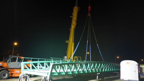 Radschnellverbindung Frankfurt-Darmstadt wird die Brücke in Darmstadt-Wixhausen eingehoben