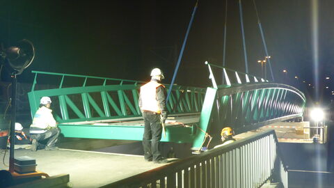 Radschnellverbindung Frankfurt-Darmstadt wird die Brücke in Darmstadt-Wixhausen eingehoben