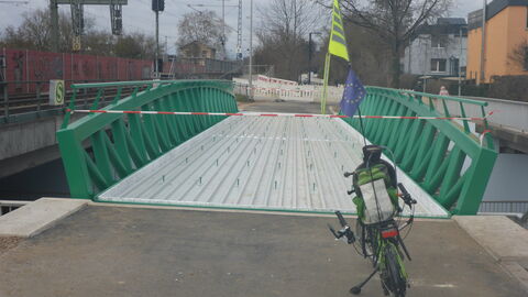 Radschnellverbindung Frankfurt-Darmstadt wird die Brücke in Darmstadt-Wixhausen eingehoben