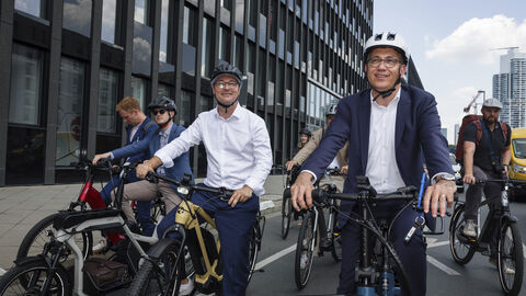 Minister Tarek Al-Wazir auf der Fahrradtestfahrt im Rahmen der Eurobike Messe und des Nationalen Radverkehrskongress in Frankfurt
