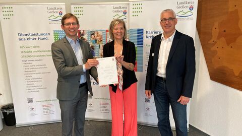 Gruppenfoto mit Staatssekretär Jens Deutschendorf