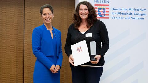 Unternehmerinnenpreis 2023 Tina Dammel erhält den Hessischen Unternehmerinnenpreis von Dr. Mandy Pastohr
