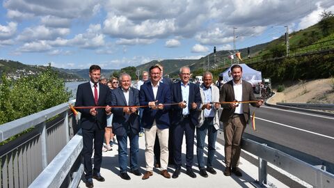 Der Parlamentarische Staatssekretär beim Bundesminister für Digitales und Verkehr, Oliver Luksic (MdB), und Hessens Wirtschafts- und Verkehrsminister Tarek Al-Wazir gaben den letzten Bauabschnitt zwischen Lorch und Assmannshausen frei