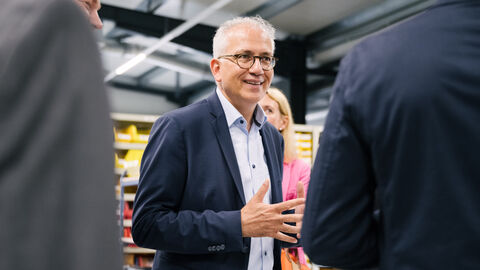 Al-Wazir beim Hersteller Plettenberg im Gespräch mit mehreren Personen.