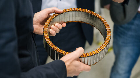 Ein großes ringförmiges Teil eines Motors.