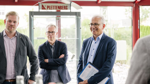 Besuch beim Elektromotorenhersteller Plettenberg Wirtschaftsminister Al-Wazir mit mehreren Personen im Eingangsbereich von Plettenberg.