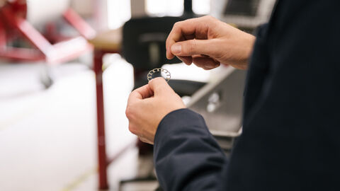 Nahaufnahme eines Teils eines Elektromotors, das in Händen gehalten wird