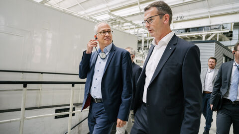 Besuch im Volkswagen Werk Kassel Wirtschaftsminister Al-Wazir im Gespräch