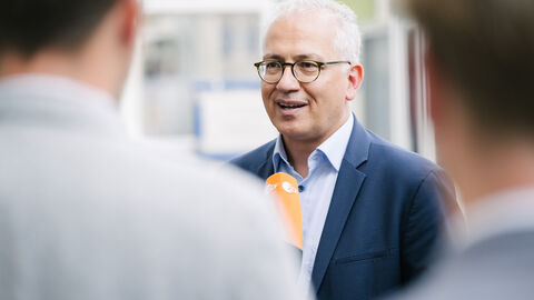 Besuch im Volkswagen Werk Kassel Wirtschaftsminister Al-Wazir im Interview. Vor ihm ein Mikrofon mit Aufschrift "ZDF".