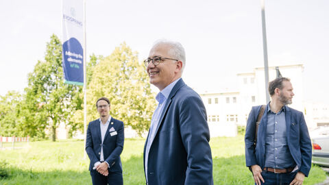 Wirtschaftsminister Al-Wazir vor dem Werk von BioSpring in Frankfurt 