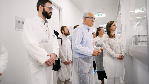 Al-Wazir mit Mitarbeitern von BioSpring