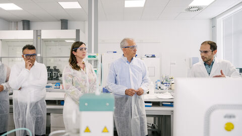 Al-Wazir mit Mitarbeitern von BioSpring