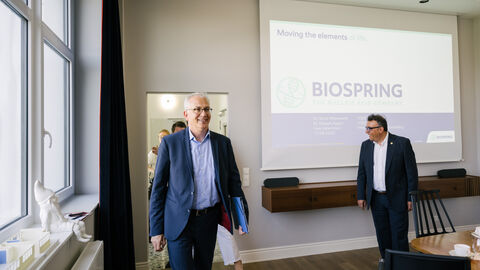 Besuch bei BioSpring in  Wirtschaftsminister Al-Wazir während einer Präsentation bei BioSpring in Frankfurt