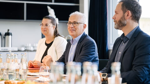 Wirtschaftsminister Al-Wazir mit Vertretern von BioSpring