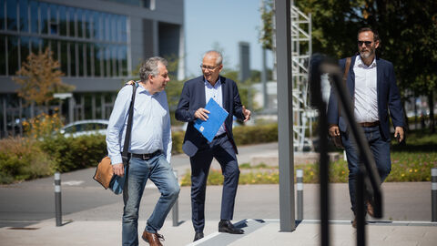 Wirtschaftsminister Al-Wazir im Eingangsbereich des AMC