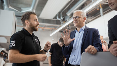 Wirtschaftsminister Al-Wazir im Gespräch mit einem Beteiligten des AMC