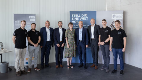 Gruppenfoto mit Minister Al-Wazir und den Beteiligten des AMC