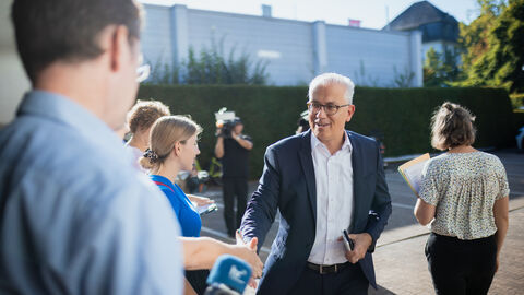 Winfried Kretschmann und Tarek Al-Wazir besuchen Huhle Stahl- und Metallbau GmbH Begrüßung Al-Wazir bei Huhle Stahl- und Metallbau GmbH