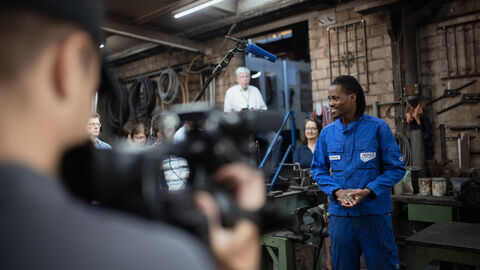 Winfried Kretschmann und Tarek Al-Wazir besuchen Huhle Stahl- und Metallbau GmbH