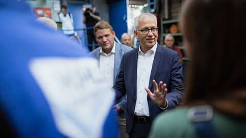 Winfried Kretschmann und Tarek Al-Wazir besuchen Huhle Stahl- und Metallbau GmbH