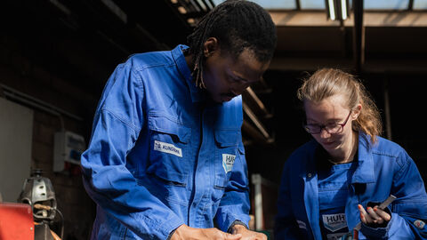 Winfried Kretschmann und Tarek Al-Wazir besuchen Huhle Stahl- und Metallbau GmbH