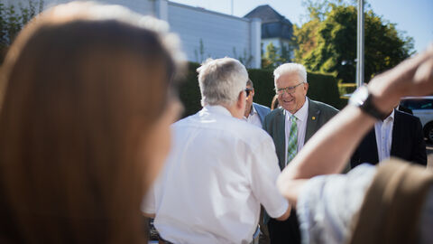 Winfried Kretschmann und Tarek Al-Wazir besuchen Huhle Stahl- und Metallbau GmbH Begrüßung Winfried Kretschmann bei Huhle Stahl- und Metallbau GmbH