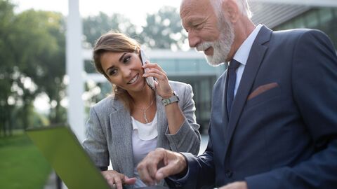 Senior zeigt junger Frau etwas