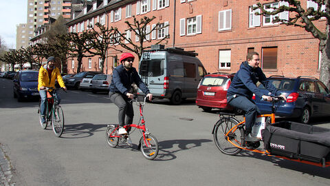 Drei Personen auf Fahrrädern