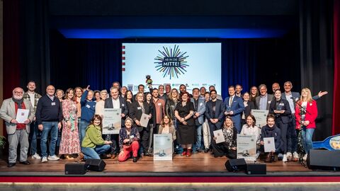 Mehrere Personen stehen auf einer Bühne