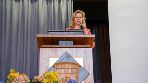 Bürgermeisterin von Erzhausen Claudia Lange  Eine Frau redet in ein Mikrofon