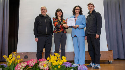 Verleihung des GFB Zukunftspreises an das Projekt DIAMANT Vier Personen stehen auf einer Bühne. Die zwei Frauen halten eine Urkunde