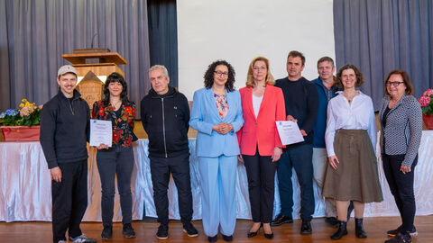 Gruppenfoto vor einer Bühne