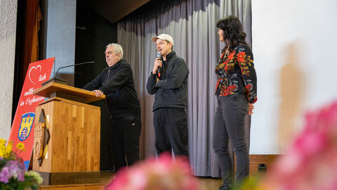 Team des Projekte DIAMANT Drei Personen stehen auf einer Bühne