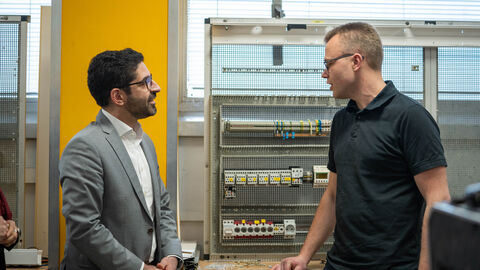 Kaweh Mansoori im Gespräch mit einem Meisterschüler