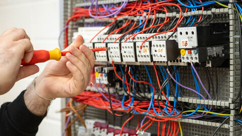 Eine Stecktafel mit Elektrokabeln