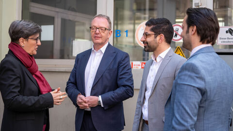 Vier Personen im Gespräch 