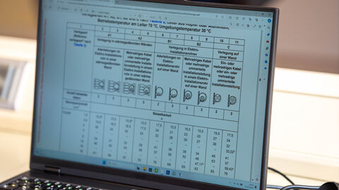 Ein aufgeklappter Laptop