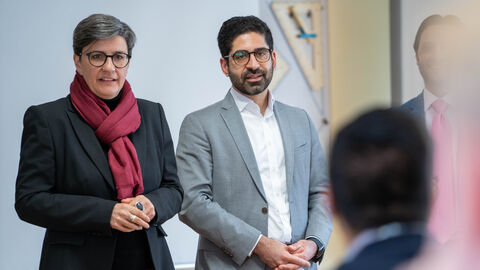 Eine Frau und ein Mann unterhalten sich