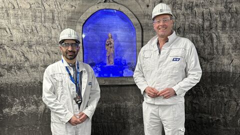 Zwei Männer stehen in weißen Klamotten vor einer Wand