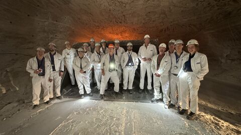 Eine Gruppe steht in einem Salzwerk unter Tage